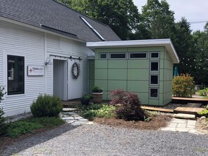 Exterior - Cozy In Town Manchester Studio w/ Loft Bedroom. (Manchester)