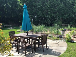 Outdoor dining - Cozy In Town Manchester Studio w/ Loft Bedroom. (Manchester)