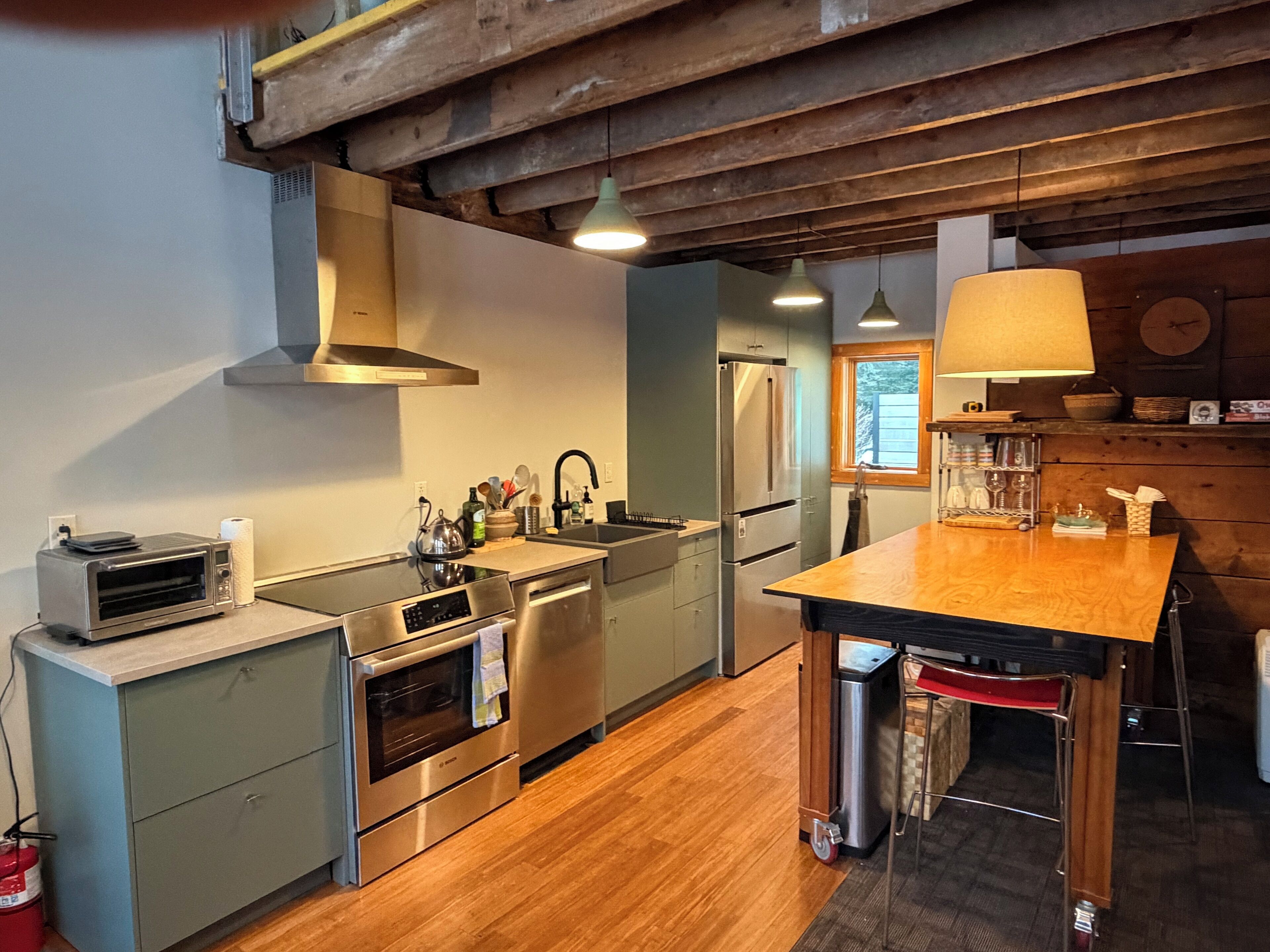 Four à micro-ondes, cafetière-théière, grille-pain