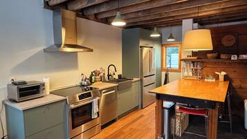 Four à micro-ondes, cafetière-théière, grille-pain