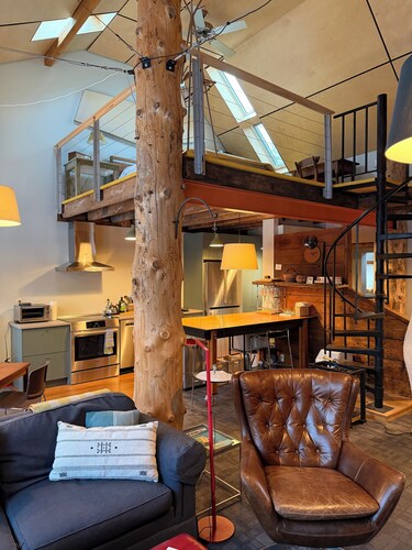 Cozy In Town Manchester Studio w/ Loft Bedroom.