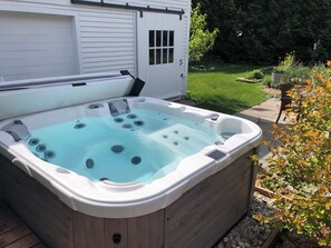 Outdoor spa tub - Cozy In Town Manchester Studio w/ Loft Bedroom. (Manchester)