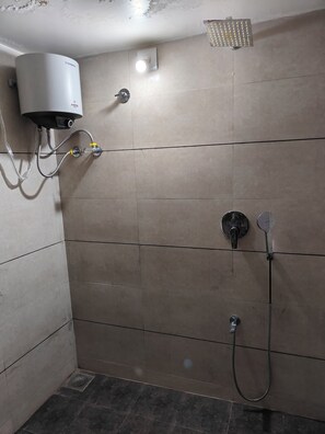 Een douche, een haardroger, een bidet, handdoeken