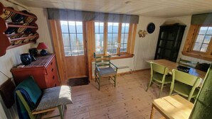 Dining - Cozy cabin with a spectacular view! Pet-friendly - 15 minutes to skiing resort! (Buskerud)