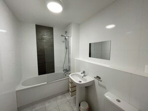 Appartement Confort | Salle de bain | Ensemble baignoire-douche, articles de toilette (gratuits)