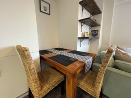 Comfort Apartment | Makan dalam bilik