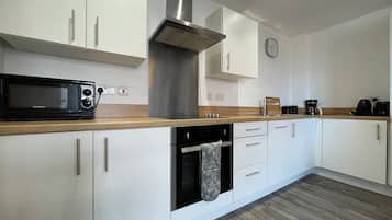 Comfort Apartment | Private kitchen | Fridge, microwave, oven, stovetop
