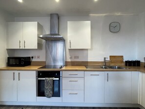 Appartement Confort | Cuisine privée | Réfrigérateur, four à micro-ondes, un four, surface de cuisson