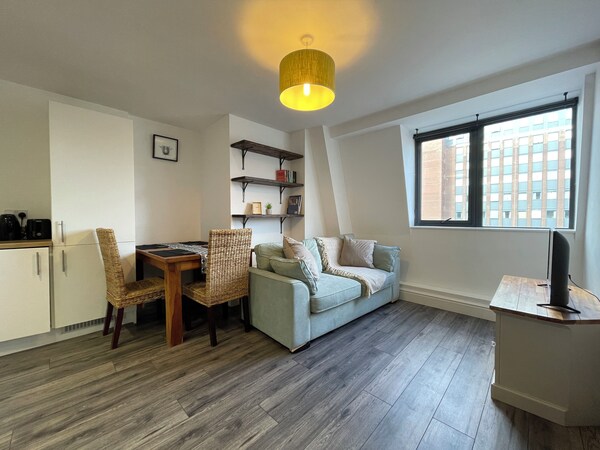 2 Bed Urban Retreat In Sheffield - The Diamond - Sheffield