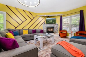 Smart-TV, Kamin, Tischfußball, Bücher