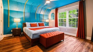 Un dormitorio con cama, mesita de noche y banco.