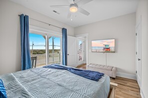 8 soverom, skrivebord, strykejern/-brett og reiseseng for barn