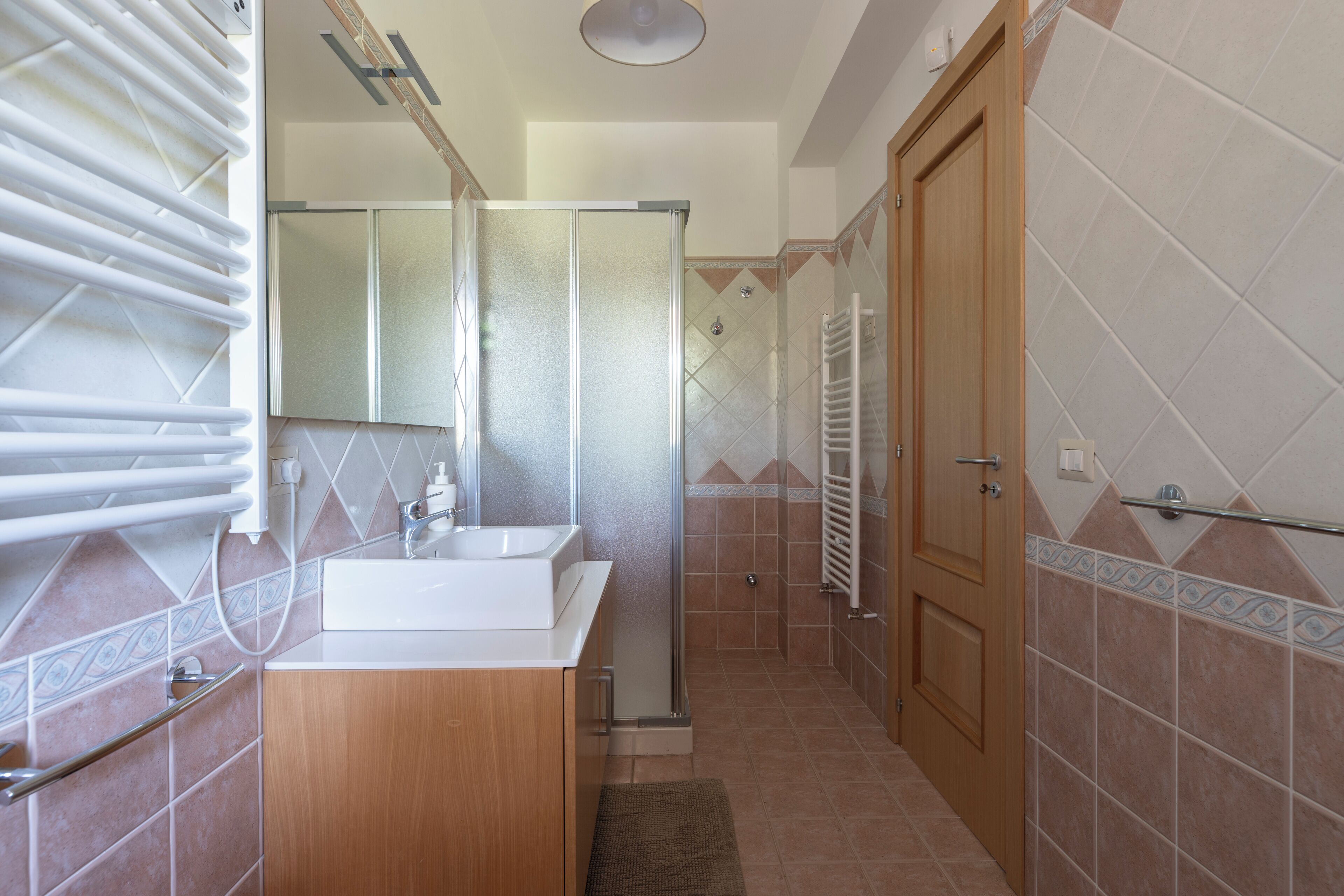 Ein modernes Badezimmer mit Dusche, Waschbecken und Toilette.