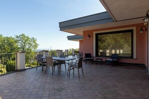 Outdoor dining - Villa Vulcano, tra l'Etna e il mare  (Zafferana Etnea)