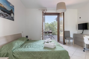 6 bedrooms, desk, iron/ironing board, travel cot