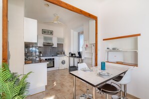 Kühlschrank, Mikrowelle, Ofen, Geschirrspüler
