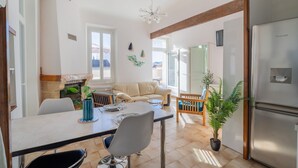 Una cocina moderna con zona de comedor, refrigerador y chimenea.