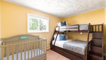 Escritorio, tabla de planchar con plancha, cuna de viaje y wifi gratis