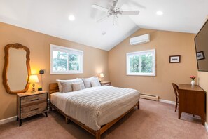 Escritorio, tabla de planchar con plancha, cuna de viaje y wifi gratis 