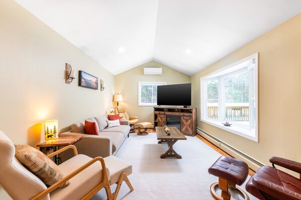 Smart TV, chimenea, libros y impresora 