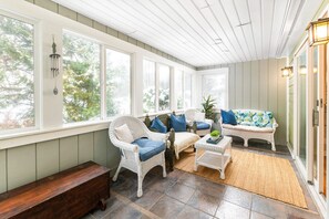 Smart-TV, Kamin, Bücher, Drucker