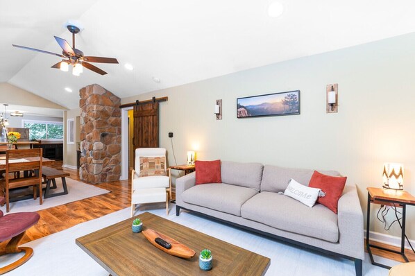 Smart TV, fireplace, books, printers - FAMILY-FRIENDLY, King Bed, Outdoor Space, Pet-Welcome - Intervale Lodge (Intervale)