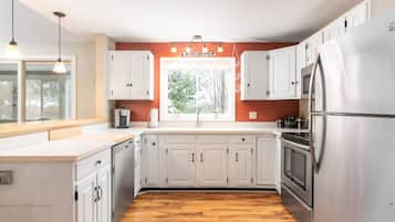 Kylskåp, mikrovågsugn, ugn och spishäll