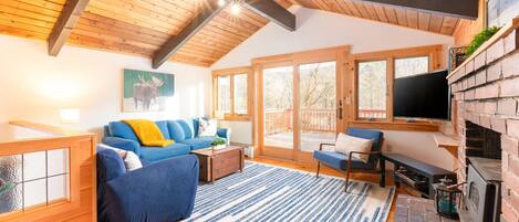 Smart-TV, Kamin, Bücher