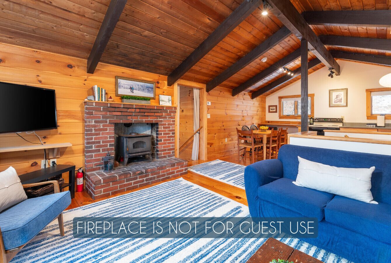 Smart-tv, een open haard en boeken