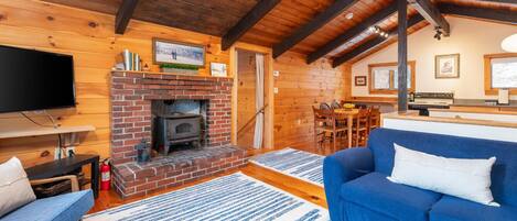 Smart-tv, een open haard en boeken