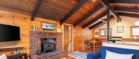 Smart-TV, peis og bøker