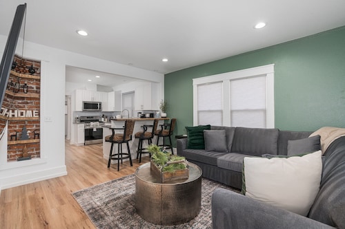 Renovated Midtown Home, Walkers Dream  to Food/Fun