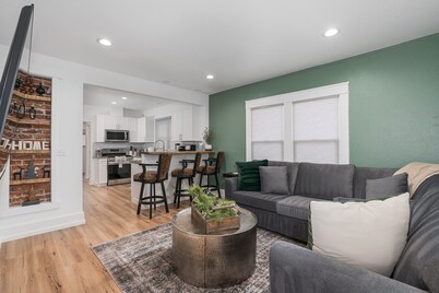 Renovated Midtown Home, Walkers Dream  to Food/Fun
