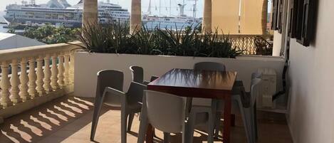 تناول الطعام بالخارج