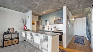 Coffee/tea maker, fridge, microwave, oven - Charming studio in the heart of Denver with pool, fitness center, parking (Denver)