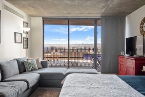 Smart TV - Charming studio in the heart of Denver with pool, fitness center, parking (Denver)