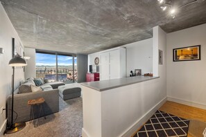 Smart TV - Charming studio in the heart of Denver with pool, fitness center, parking (Denver)