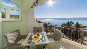 Outdoor dining - Apartments Tafra - One Bedroom Apartment (Lokva Rogoznica)