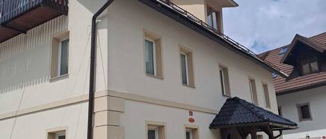 المنشأة من الخارج