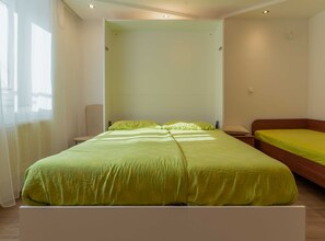 Tabla de planchar con plancha, internet y ropa de cama 
