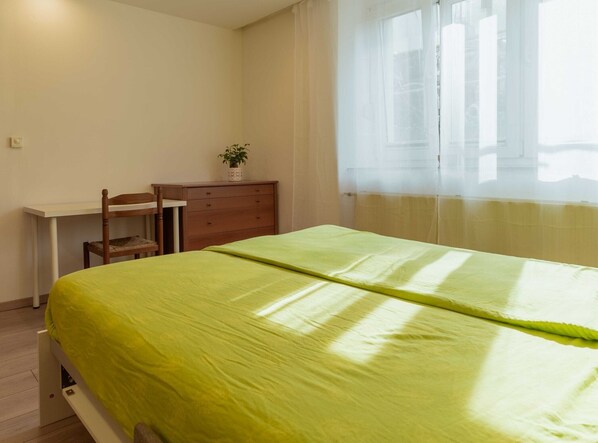Iron/ironing board, Internet, bed sheets
