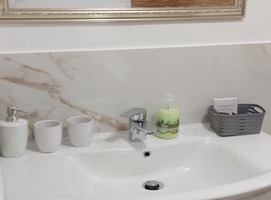 Chuveiro, secador de cabelo, toalhas de banho 