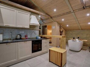 Een koelkast, een microgolfoven, een oven, een kookplaat