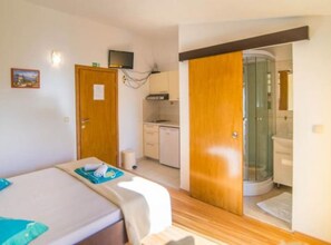 1 bedroom, iron/ironing board, internet, bed sheets