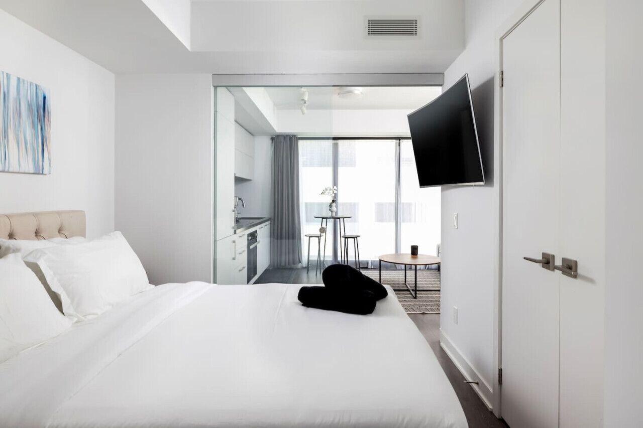 1 chambre, bureau, fer et planche à repasser, lit de bébé portatif
