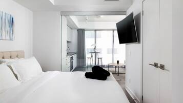 1 chambre, bureau, fer et planche à repasser, lit de bébé portatif