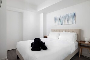 1 habitación, escritorio, tabla de planchar con plancha y cuna de viaje 