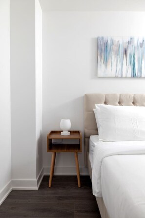 1 habitación, escritorio, tabla de planchar con plancha y cuna de viaje 