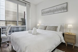 2 soverom, skrivebord, strykejern/-brett og wi-fi