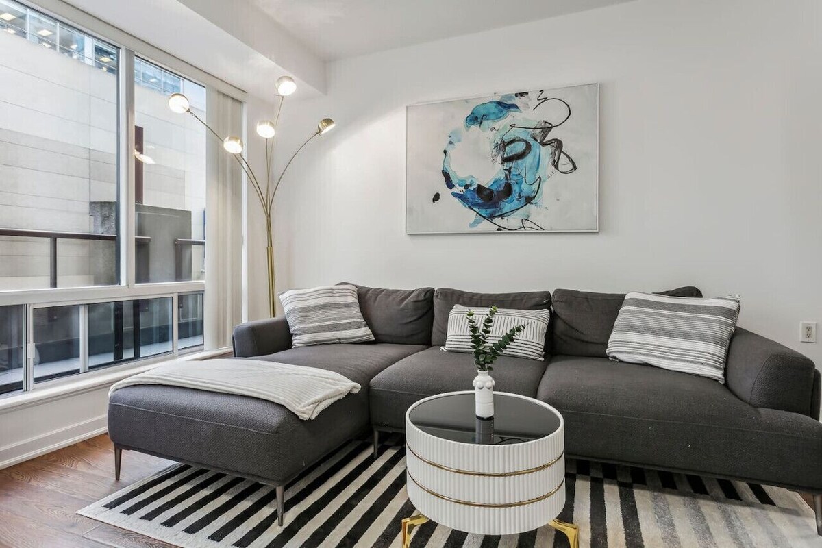 Luxury Yorkville 2bed 2bath 5 guests Parking